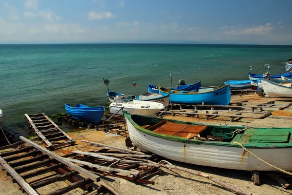 Anzahl der alten Boote, die auf Baumstämmen am Ufer festgemacht haben, Pomorie, Bulgarien 28. Juli 2014 — Stockfoto