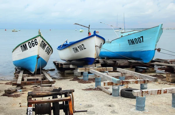 Schiffe, die am Ufer stehen, pomorie, bulgaria 28. Juli 2014 — Stockfoto