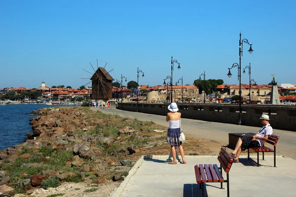 Turisták állva a megfigyelő fedélzetre és nézegette távcső, Neszebár, Bulgária, 2014. július 30. — Stock Fotó