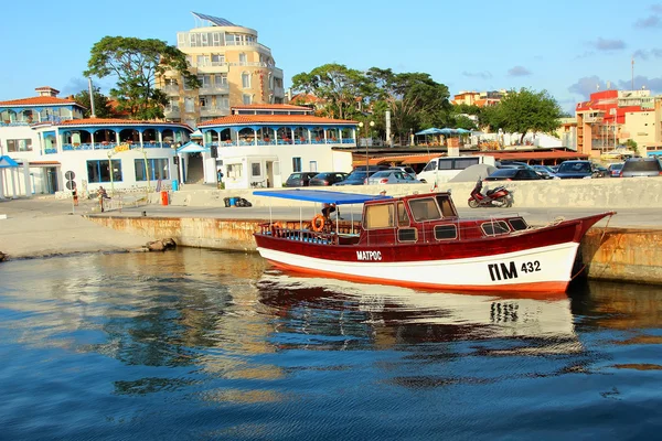 Ahyolu, Bulgaristan, Ağustos 1, 2014, dalgakıran deniz kenarında duran küçük yat