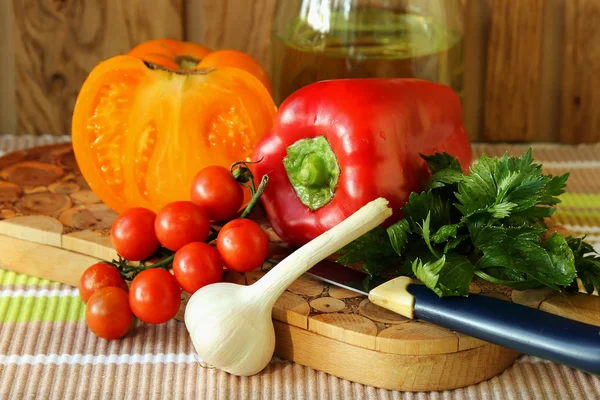 Verduras maduras en el tablero —  Fotos de Stock