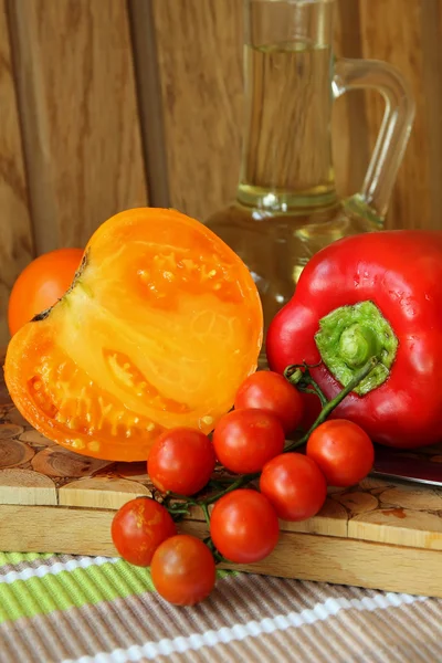 Tomates maduros e pimentas em um quadro-negro — Fotografia de Stock