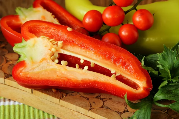 Tagliare i peperoni a metà sulla tavola — Foto Stock