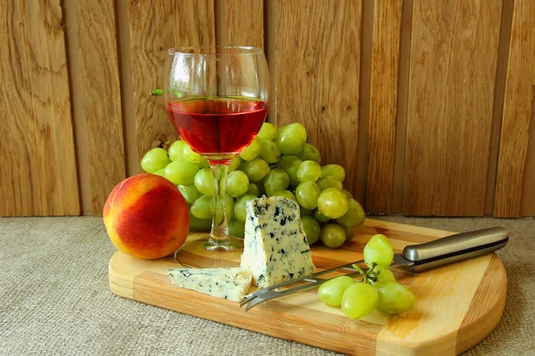 バラのワイン、チーズ、フルーツのグラスのある静物 — ストック写真