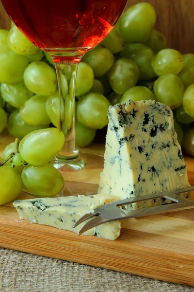 Cheese, a glass of wine and a bunch of grapes — Stock Photo, Image