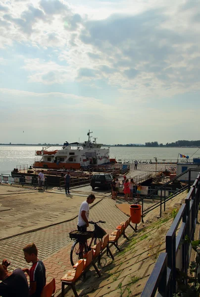 Galati, Roemenië, 20 juli 2014, machines, ik stoppen op het platform van de veerboot, die bereidt af te wijken over de rivier de Proet — Stockfoto