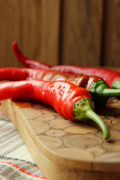Chilis, leżący na stole — Zdjęcie stockowe