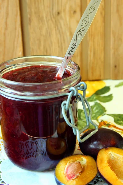 Pot de confiture de prunes avec une cuillère — Photo