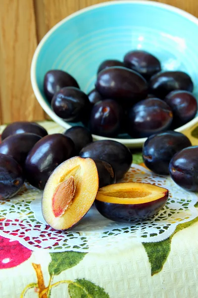 Ciruelas y ciruelas, cortadas por la mitad — Foto de Stock