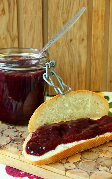 Brot mit Marmelade und einem Glas Marmelade — Stockfoto