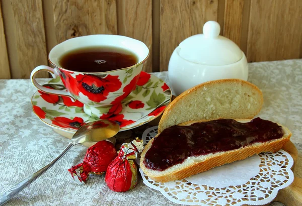 Šálek čaje a chleba s marmeládou — Stock fotografie