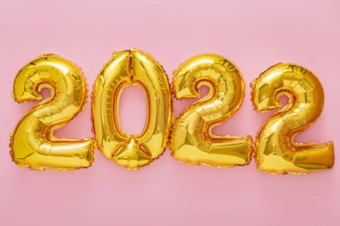 2022 balon. 2022 kız pembesi parlak harfli mutlu yıllar arifesi kutlaması. Pembe arka planda Mutlu Noeller afişi