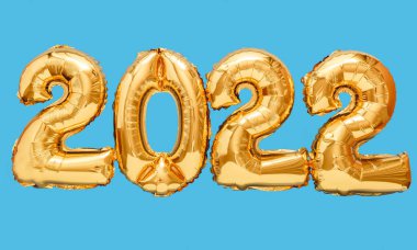 Yılbaşı balonları 2022 afişi. 2022 Foil altın balon renkli arka planda izole edilmiş metin şenlikli dekor olarak. Mutlu yıllar arifesi daveti.