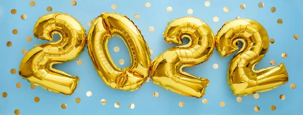 2022 year gold balloons with confetti on blue wall background. Happy New year 2022 eve celebration — Stock Photo, Image
