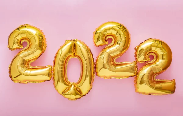 2022 oro palloncini testo su sfondo di colore rosa. Felice anno nuovo 2022 lettering vigilia celebrazione. Buon Natale banner — Foto Stock