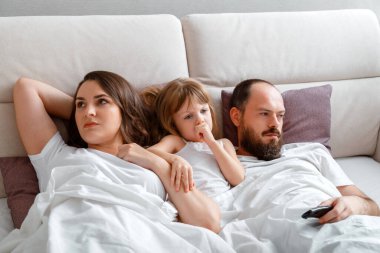 Üzücü bir aile, anne-baba ve kızı kavga üstüne kavga ederek yatıyorlar. Aile içi anlaşmazlıklar ve kavgalar. Ebeveynler arasındaki üzgün kız çocuğu parmağını emer. 