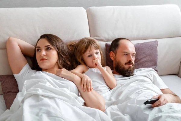 Üzücü bir aile, anne-baba ve kızı kavga üstüne kavga ederek yatıyorlar. Aile içi anlaşmazlıklar ve kavgalar. Ebeveynler arasındaki üzgün kız çocuğu parmağını emer. 