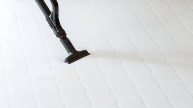 Kirli toz bakterisinden gelen elektrikli süpürge ile profesyonel temizlik yatağı. Elektrik süpürgesi dezenfeksiyon yüzeyleri, otel odasının temizliği. Kopyalama alanı olan uzun web pankartı