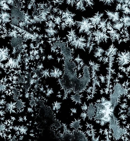 黒の背景に霜模様の氷の結晶 抽象的な氷構造を持つ暗い表面は 霜効果をオーバーレイまたは追加することができます ガラスに霜 凍結の影響 — ストック写真