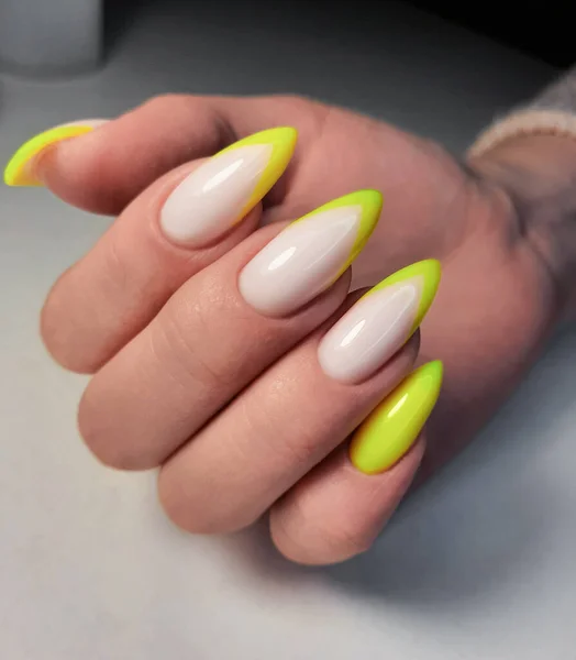 Unhas Longas Afiadas Com Gel Amarelo Polonês Manicure Com Design — Fotografia de Stock