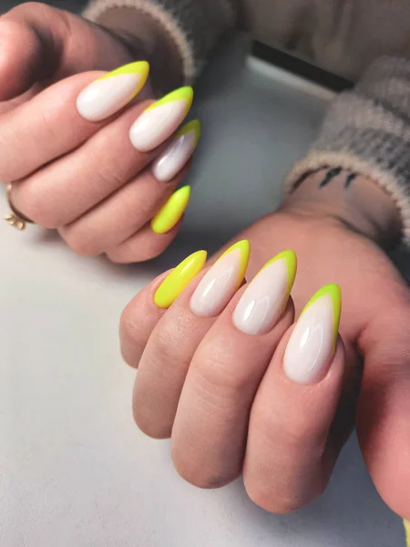 Clavos Largos Con Esmalte Gel Amarillo Manicura Con Diseño Francés —  Fotos de Stock