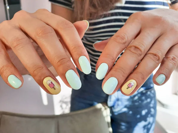 Vrouwen Handen Met Een Delicate Gel Polish Van Blauw Geel — Stockfoto