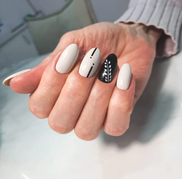 Manicure Femminile Elegante Rigorosa Con Design Bianco Nero Manicure Donna — Foto Stock