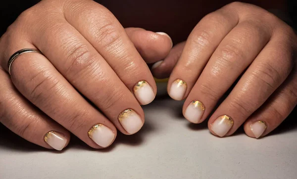 Manicure Voor Vrouwen Met Camouflage Gel Polish Gouden Pailletten Design — Stockfoto