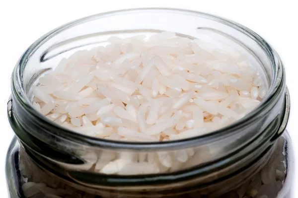 Ruwe rijst in een pot op een witte achtergrond — Stockfoto