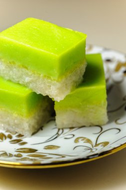 Malay geleneksel tatlı - seri muka süslü bir tabak