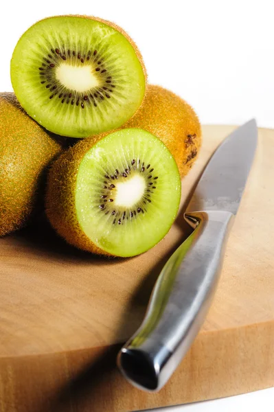 Fresh Kiwi Fruit on Chopping Board with a knife — Stock Photo, Image