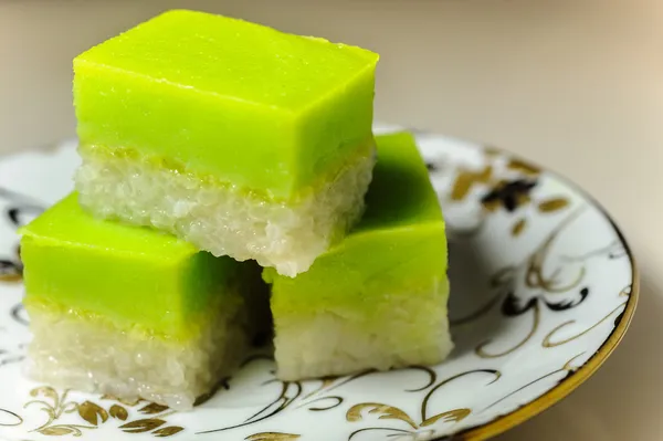 Malay geleneksel tatlı - seri muka süslü bir tabak — Stok fotoğraf