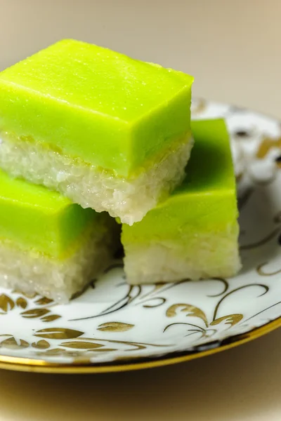 Malay geleneksel tatlı - seri muka süslü bir tabak