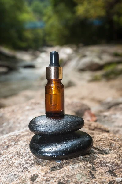 Essentie olie en zen stone in spa concept — Stockfoto