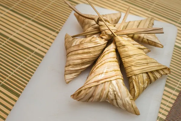 Delizioso Ketupat Daun Palas pronto da mangiare a Eid Festival — Foto Stock
