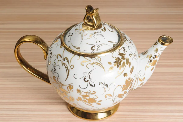 süslü altın demlik dekore edilmiştir.