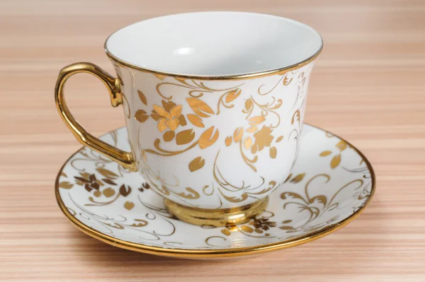 süslü Kupası & izole uçan daire