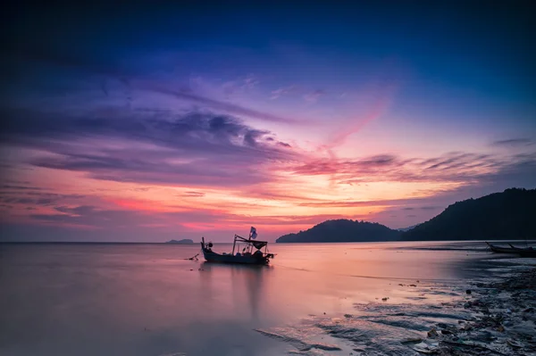 Silhouette di una barca da pesca al tramonto in Holiday Concept . — Foto Stock