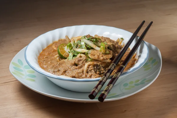 Baharatlı johor laksa bir kase yemek hazır