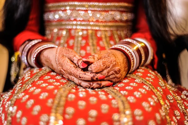 Mão da noiva com henna e pulseiras, casamento punjabi — Fotografia de Stock