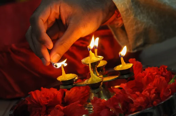 Diwali Festivali el bir Hint yağı lamba aydınlatma ışık, — Stok fotoğraf