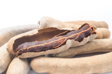 Tamarind beyaz arkaplanda izole edildi