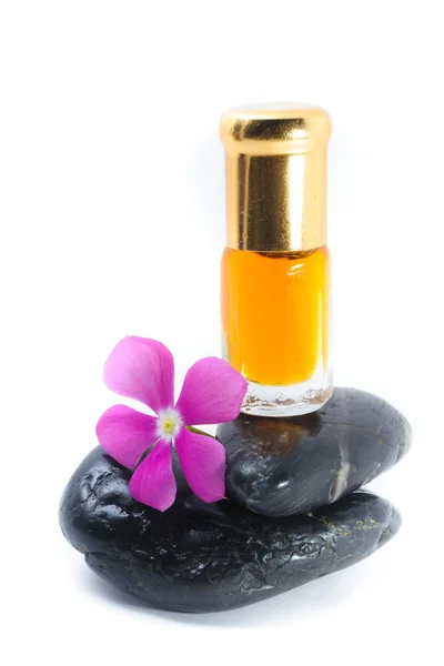 Generieke parfum en paarse bloem op steen, witte achtergrond — Stockfoto