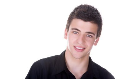 Genç adam gülümsüyor