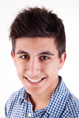 Genç adam gülümsüyor