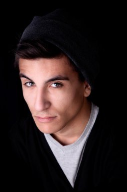 Yakışıklı genç adam.