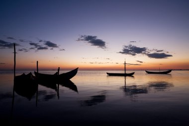 gün batımında tekne sillhouettes