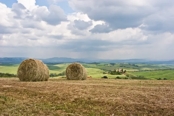 Hay Bales on Tuscan Landscape — Stock Photo, Image