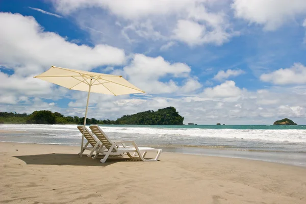 Twee stoelen op het strand — Stockfoto