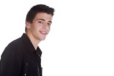 Genç adam gülümsüyor